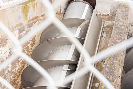 A screw conveyor